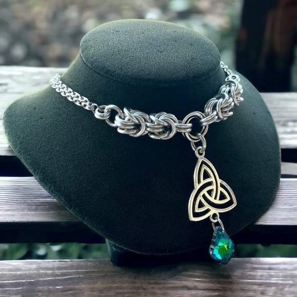 Handmade maille choker necklace celtic knot charm & green austrian crystal - Picture 6 of 16
